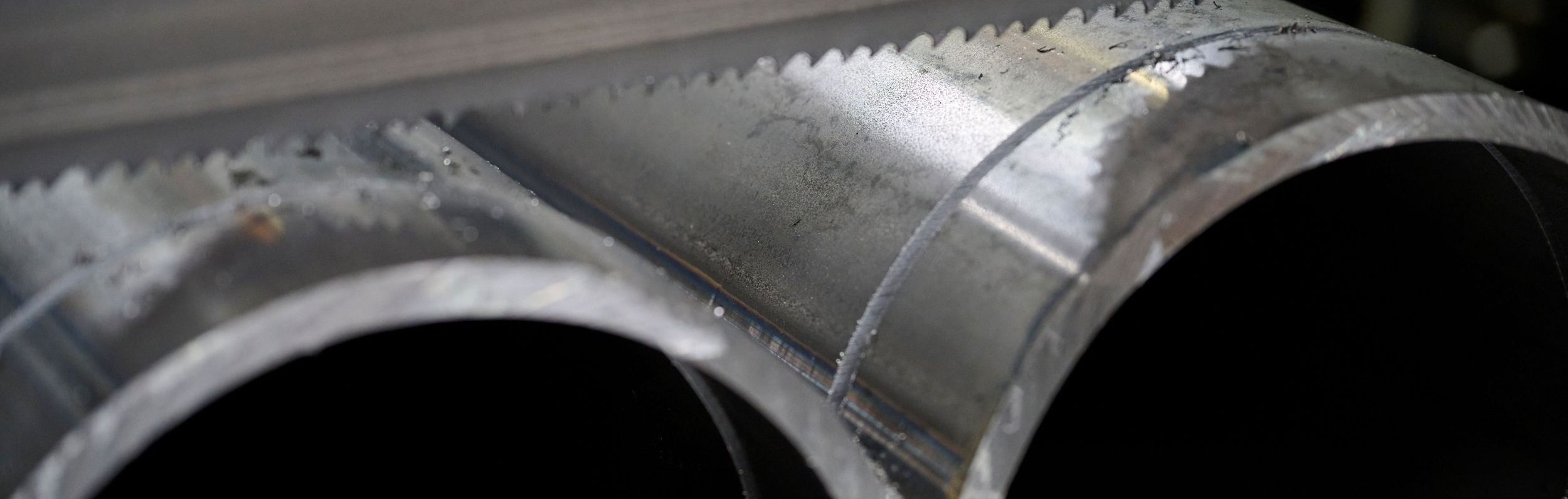 Van Leeuwen offers high precision cutting machines for cutting steel pipes to the desired length